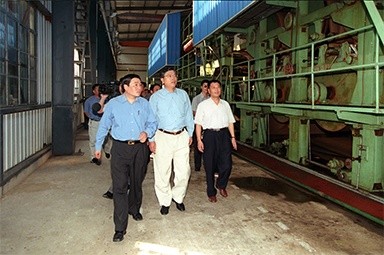 2000年9月19日，时任浙江省委书记张德江一行视察公司