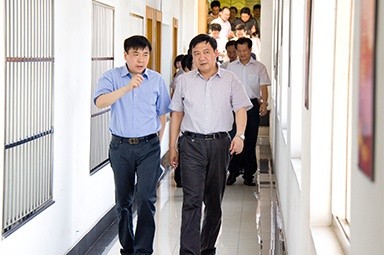 2012年7月5日，时任黄冈市委书记李卫宁一行调研公司党建工作